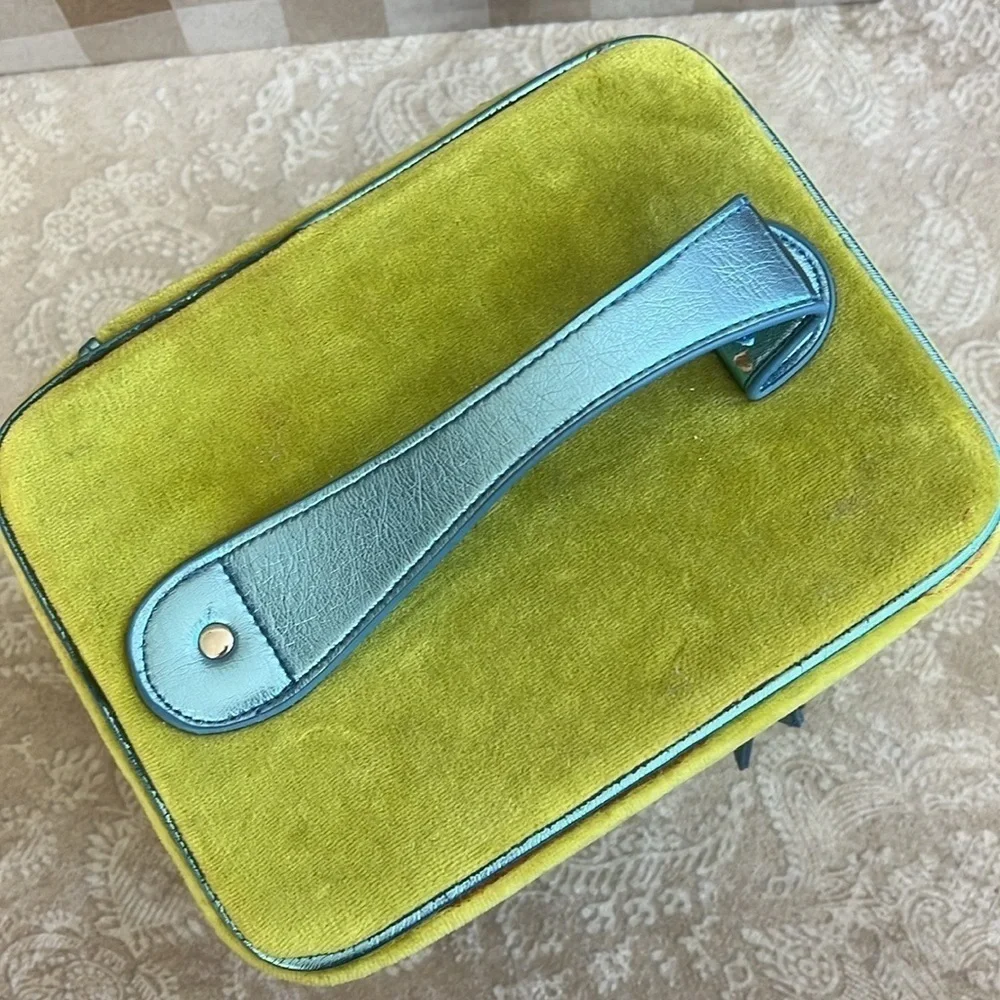 VINTAGE Bath & Body Works True Blue Spa Footcare Set Soothing Socklets Zip Case